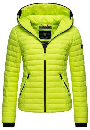 Chaqueta con capucha aislante en un brillante amarillo neón, con cierre de cremallera, patrón acolchado texturizado y acentos negros en los bolsillos y puños.