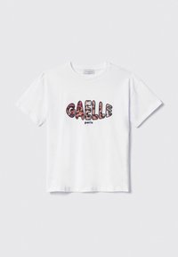 T-shirt bianco in cotone con la parola "GAELLE" in un carattere multicolore e testurizzato e "paris" in un testo più piccolo sotto.