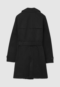 Trench-coat noir avec un col classique, des manches longues, une taille ceinturée et un détail d'aération à l'arrière. Fabriqué en tissu lisse et léger.
