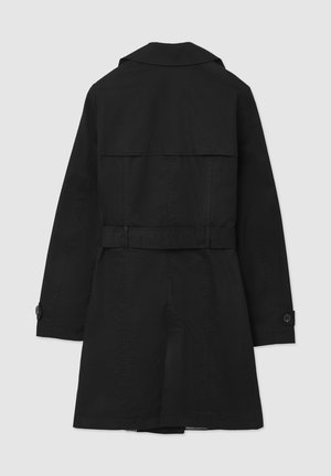 Schwarzer Trenchcoat mit klassischem Kragen, langen Ärmeln, tailliertem Bund und Rückenschlitz. Aus glattem, leichtem Stoff hergestellt.