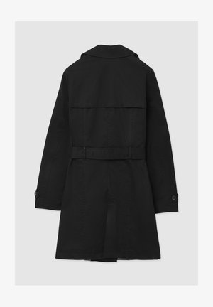 Trench-coat noir avec un col classique, des manches longues, une taille ceinturée et un détail d'aération à l'arrière. Fabriqué en tissu lisse et léger.
