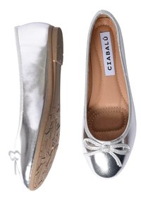 Ballet flats argento con una finitura metallica, punta arrotondata, suola testurizzata e fiocco decorativo sul davanti. Materiale superiore liscio, design flessibile.