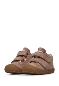 Scarpe per bambini in suede marrone con due fasce in velcro, punta rotonda e suola in gomma texturizzata. Piccole fantasie a forma di cuore accentuano il materiale.