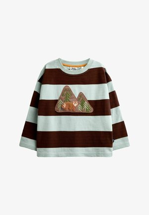 Kinder lange mouwen shirt met brede bruine en lichtgrijze horizontale strepen en een patch met bergen, bomen en een lopende beer.