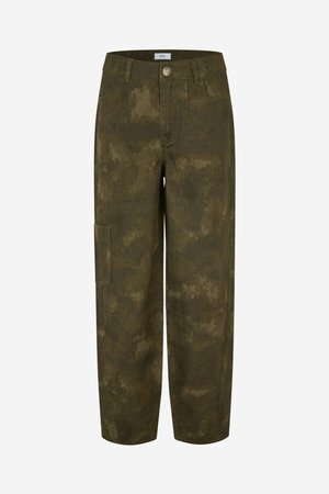 Hose mit Tarnmuster in Olivgrün aus Baumwollstoff. Verfügt über eine vordere Knopfleiste, Taschen und eine lockere Passform mit geraden Beinen.