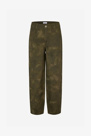 Hose mit Tarnmuster in Olivgrün aus Baumwollstoff. Verfügt über eine vordere Knopfleiste, Taschen und eine lockere Passform mit geraden Beinen.