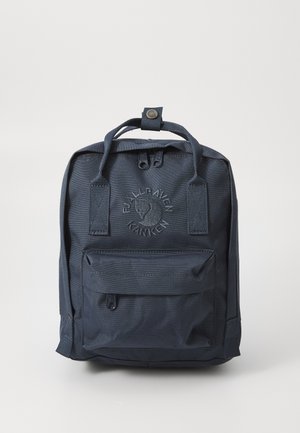 Sac à dos Fjällräven Kånken bleu marine, composé de tissu, avec deux poignées supérieures, une poche zippée à l'avant et un logo embossé sur le devant.