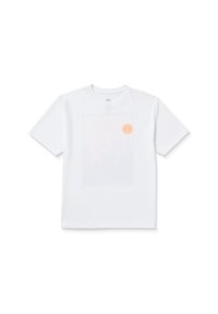 T-shirt en coton blanc à manches courtes, avec un rectangle graphique bleu clair et un petit logo circulaire orange sur la zone de la poitrine gauche.