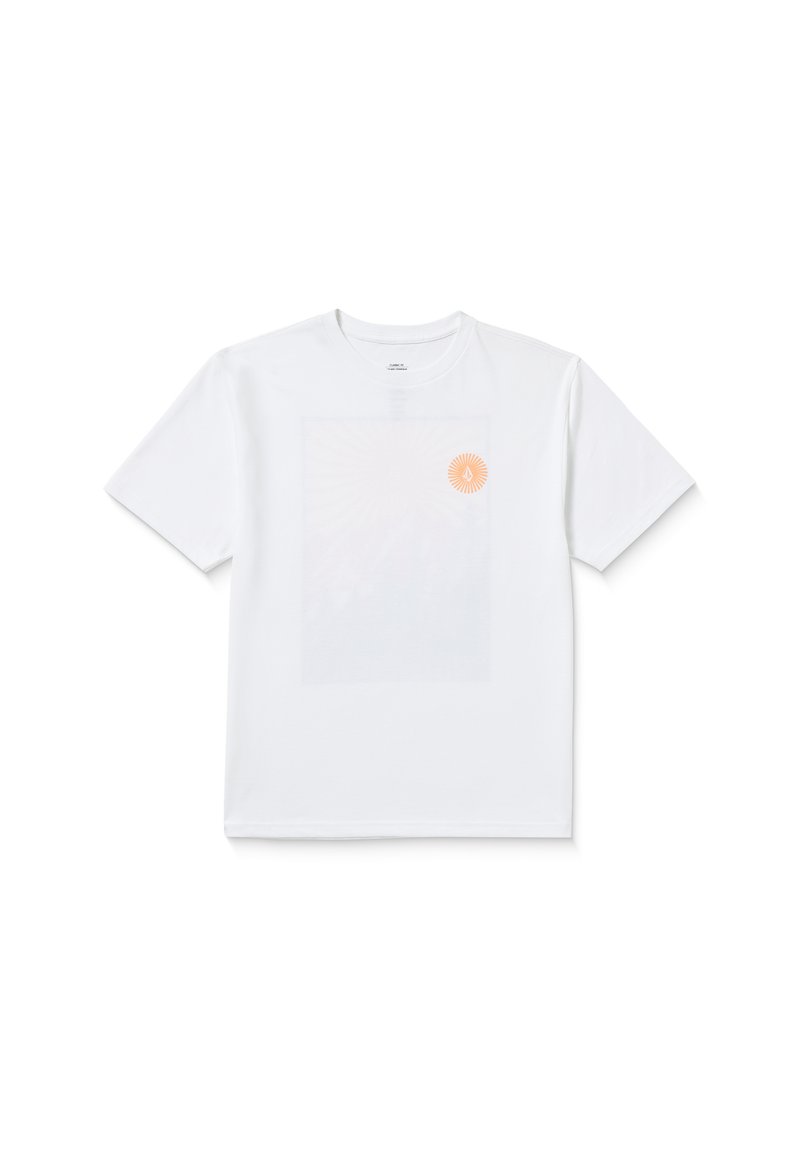 T-shirt en coton blanc à manches courtes, avec un rectangle graphique bleu clair et un petit logo circulaire orange sur la zone de la poitrine gauche.