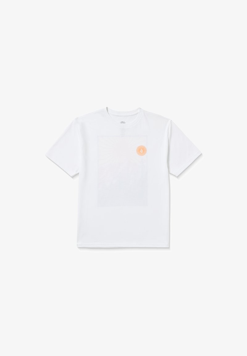 Vit bomulls t-shirt med korta ärmar, med en ljusblå grafisk rektangel och en liten orange cirkulär logotyp på vänster bröst.