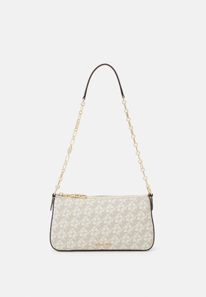 Beżowa prostokątna torba na ramię Michael Kors z złotym logo, łańcuszkowym paskiem i zamkiem błyskawicznym, z powtarzającym się wzorem monogramu MK.