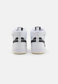 Hohe Sneaker in Weiß, Schwarz und Grau, mit gepolsterten Kragen, verstellbaren Riemen und strukturiertem Material. Dicke weiße Sohle.