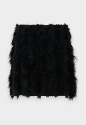 Μαύρη φούστα από συνθετική γούνα με υφή, αφράτη επιφάνεια και στρωματοποιημένες λεπτομέρειες, σε ίσια γραμμή.