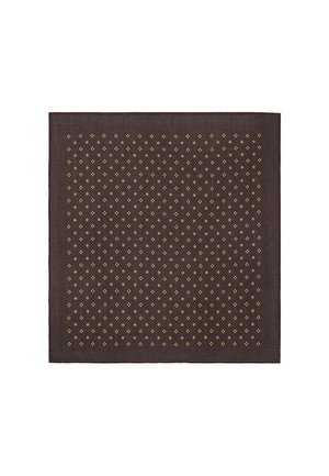 Ciemnobrązowy prostokątny dywan z gęstym wzorem małych, wielobarwnych rombów. Tekstura wydaje się gładka i tkana.