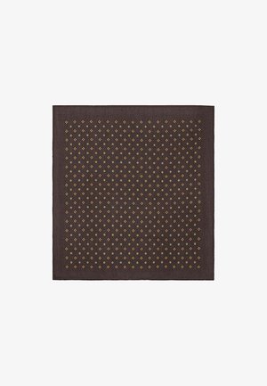 Ciemnobrązowy prostokątny dywan z gęstym wzorem małych, wielobarwnych rombów. Tekstura wydaje się gładka i tkana.