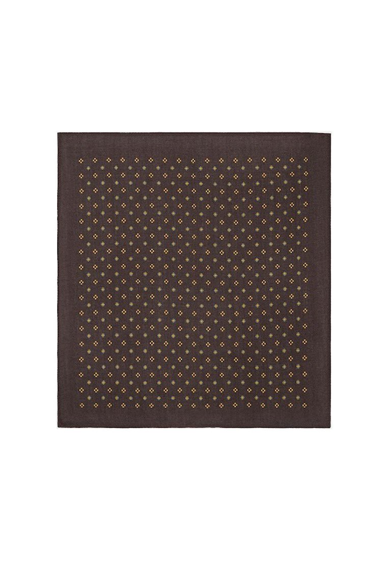 Ciemnobrązowy prostokątny dywan z gęstym wzorem małych, wielobarwnych rombów. Tekstura wydaje się gładka i tkana.