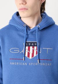 GANT ARCHIVE SHIELD - Mikina s kapucňou - rich blue