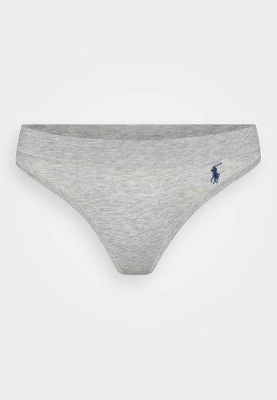 String gris en coton avec une texture lisse, doté d'une large ceinture et d'un petit logo bleu brodé sur le côté gauche.