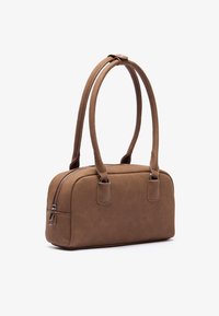 Sac à main en simili cuir marron, de forme rectangulaire, avec deux poignées courtes et une fermeture éclair. Texture lisse et accents matériels minimalistes.