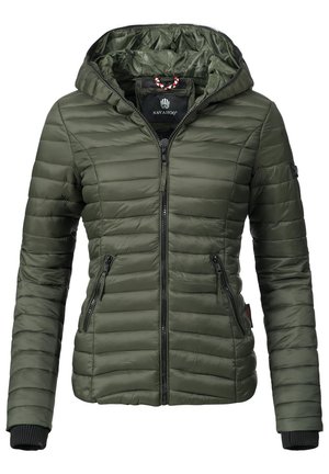 Doudoune vert olive avec capuche, présentant un motif matelassé horizontal, une fermeture éclair à l'avant et deux poches latérales. Texture lisse et brillante.