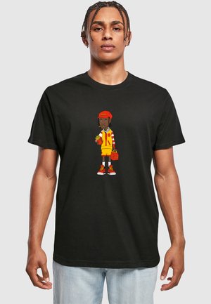 Sort t-shirt med et grafisk motiv af en karakter i en rød hat og gul påklædning, der holder pomfritter, med røde og gule detaljer på skoene.