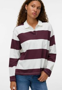 Wit poloshirt met lange mouwen en horizontale bordeauxrode strepen, met een kraag, een losse pasvorm en zichtbare stikseldetails.