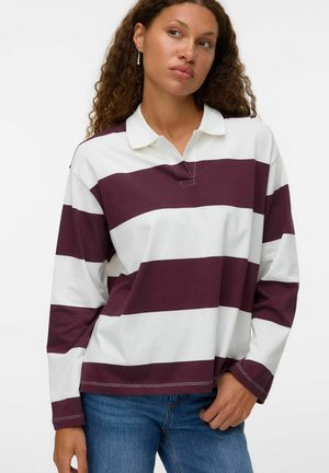 Wit poloshirt met lange mouwen en horizontale bordeauxrode strepen, met een kraag, een losse pasvorm en zichtbare stikseldetails.