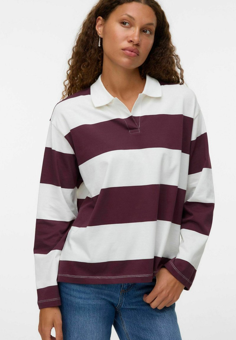 Wit poloshirt met lange mouwen en horizontale bordeauxrode strepen, met een kraag, een losse pasvorm en zichtbare stikseldetails.