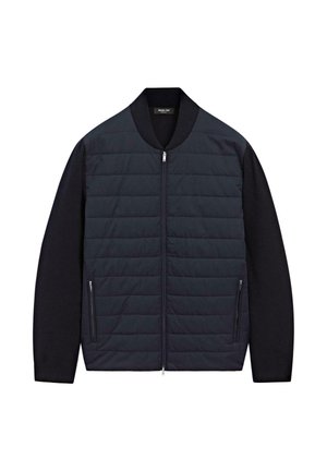 Gefütterte Bomberjacke mit einem gesteppten Vorderteil und einfarbigen dunklen Ärmeln. Reißverschluss mit Seitentaschen, aus einer Materialmischung gefertigt.