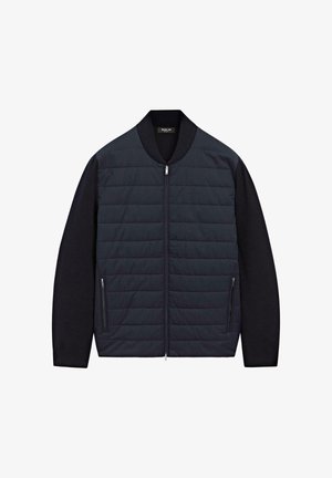 Betrukket bomberjakke med quiltet forside og ensfarvede mørke ærmer. Lynlås med sidelommer, fremstillet af en blanding af materialer.