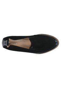 Scarpa slip-on nera in suede con punta arrotondata, accenti laterali elastici e dettaglio del tallone in pelle nera liscia. Suola in gomma texturizzata.