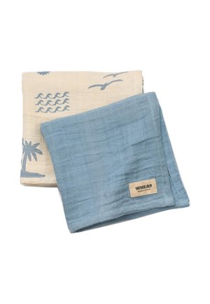 Zwei gefaltete Mulltücher, eines einfarbig blau mit dem Aufkleber "WHEAT", das andere beige mit blauen tropischen Mustern, darunter Palmen, Wellen und Vögel.