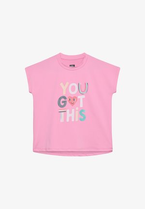 Różowy t-shirt z krótkim rękawem i okrągłym dekoltem. Zdobiony kolorowym napisem "YOU GOT THIS" z emotikonem serca oraz paskami w różnych kolorach.