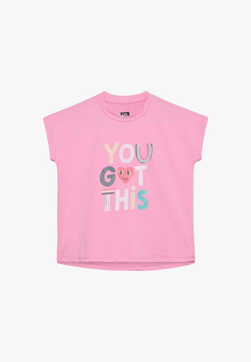 T-shirt rose à manches courtes avec un col rond. Présente un texte coloré "YOU GOT THIS" avec un emoji cœur et des rayures de différentes couleurs.
