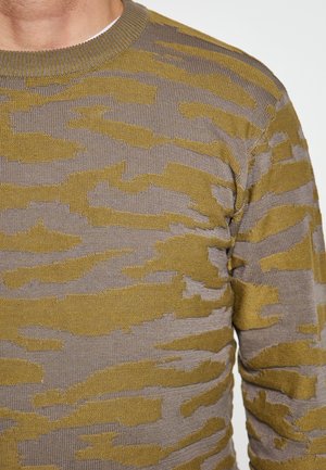 Pulover tricotat de culoare verde măslin și taupe, cu un model texturat de camuflaj, guler rotund și manșete și tiv cu dantele.
