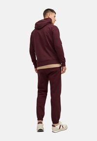 Jack & Jones JOSH MIT TUNNELZUG, KÄNGURUTASCHE UND LABEL-PRINT - Hættetrøje - rot