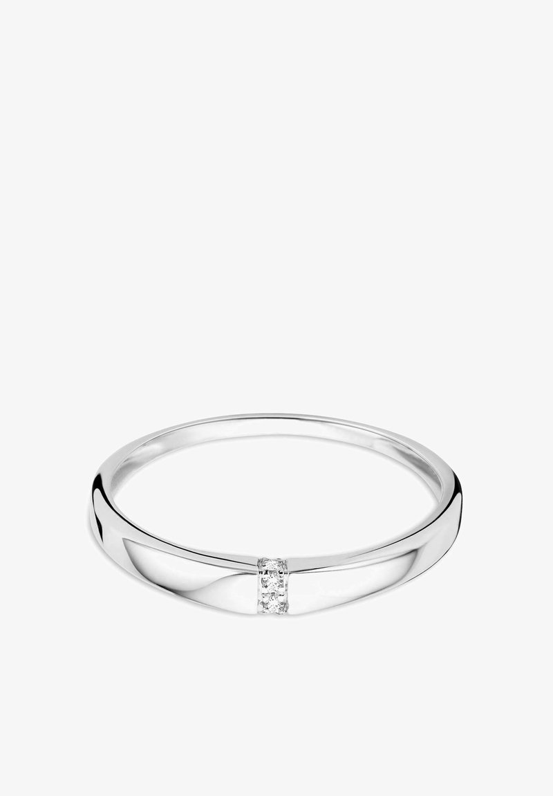 Anillo de plata con un diseño liso y redondeado. Presenta una pequeña sección con cuatro piedras transparentes incrustadas, creando un acento sutil.