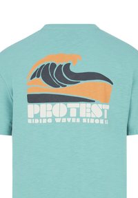 Turkio spalvos trumpomis rankovėmis marškinėliai su tamsiai mėlynu ir oranžiniu bangų grafiku, po kuriuo yra tekstas "PROTEST RIDING WAVES SINCE 93".