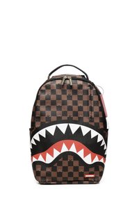 Mochila a cuadros marrones que presenta un gran diseño de boca de tiburón en blanco y rojo. Fabricada con material duradero, cuenta con cierre de cremallera y asa superior.