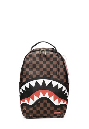 Zaino a scacchi marrone con un grande design di bocca di squalo bianca e rossa. Realizzato in materiale resistente con chiusura a zip e manico superiore.