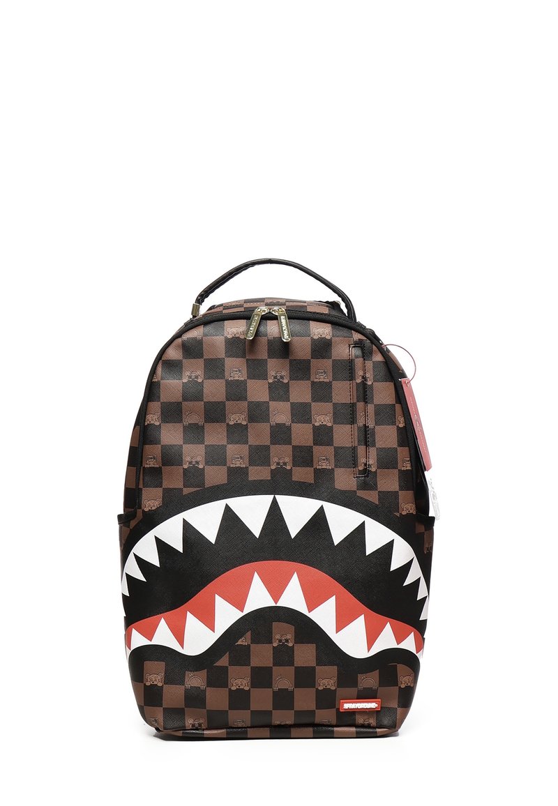 Mochila a cuadros marrones que presenta un gran diseño de boca de tiburón en blanco y rojo. Fabricada con material duradero, cuenta con cierre de cremallera y asa superior.
