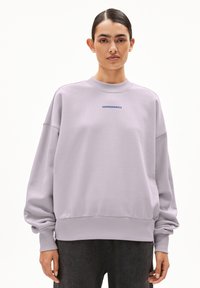 Lichtpaarse oversized sweatshirt met geribbelde ronde halslijn, lange mouwen en een klein blauw logo met de tekst "ARMEDANGELS" op de borst.