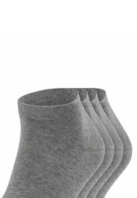 Chaussettes courtes grises en coton avec un bord côtelé ; texture lisse ; empilées par trois paires montrant une courbe et une forme progressive.