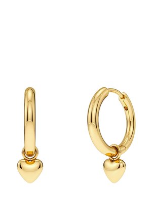 Een paar kleine gouden creolen, elk met een hangende gladde gouden hartbedel op een witte achtergrond.