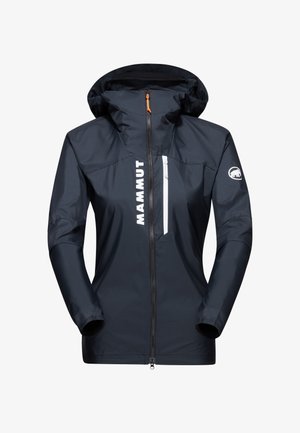 Chaqueta navy resistente al agua con capucha, que cuenta con un cierre delantero, un bolsillo con cremallera y un logo blanco en el pecho. Textura suave y diseño ajustado.