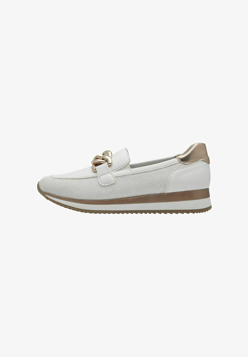 Białe sneakersy z siateczkową cholewką, metalicznymi złotymi akcentami, płaską podeszwą oraz ozdobnym elementem z pętlą. Posiadają teksturowany design i swobodny kształt.