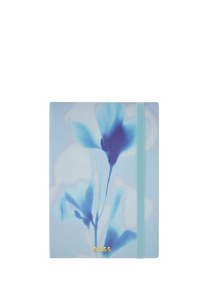 Lyseblå notesbog med blåt blomsterdesign, elastiklukning og guld "BOSS" logo i midten nederst.