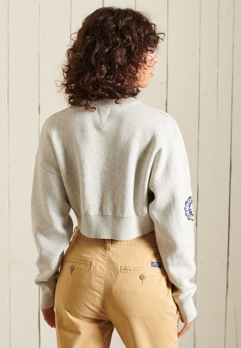 Damen Strickjacken | Superdry VARSITY Strickpullover athletic grey marl/grau - ZJ73813 Damen Strickjacken | Superdry VARSITY Strickpullover athletic grey marl/grau - ZJ73813
