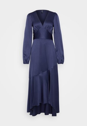 Tumedat sinine satiin midi kleit, millel on pikad puhvärveldega varrukad, sügav V-kaelus ja kihiline seeliku disain, millel on kõrge-madal hem.