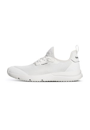 Zapatilla deportiva blanca de caña baja con parte superior de malla, cierre de cordones y marca "Tropicfeel" en el lateral y la lengüeta del talón.